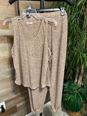 Eqouaer tan ribbed pajama lounge set. XL